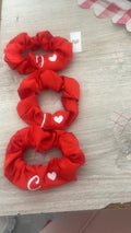 Scrunchie in Raso Personalizzato – Iniziale o Icona – Idea Regalo Elegante.