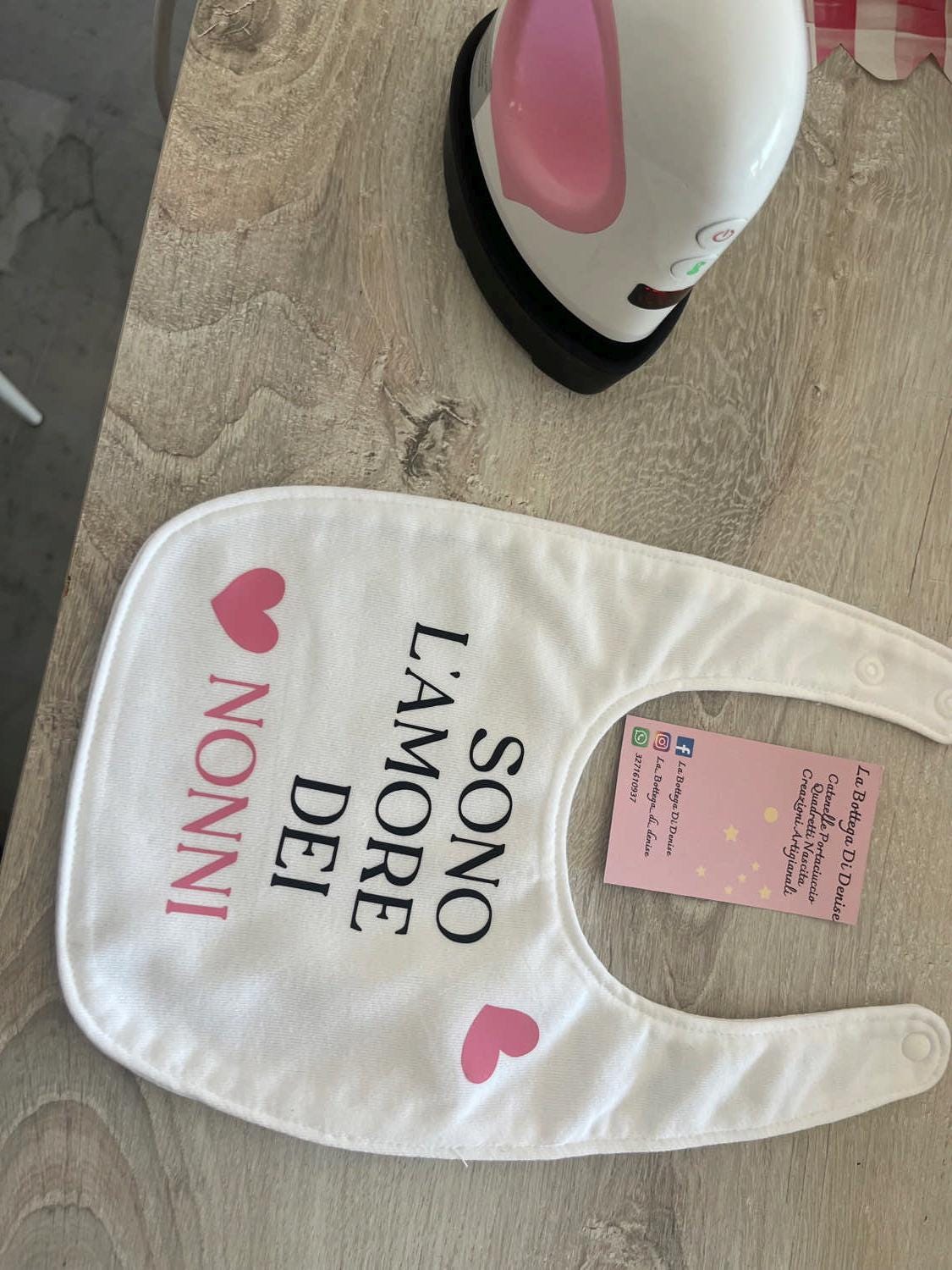 Bavaglino neonato “Sono l’amore dei nonni” – 100% cotone – Idea regalo nonni