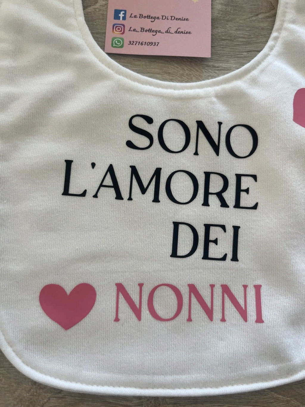 Bavaglino neonato “Sono l’amore dei nonni” – 100% cotone – Idea regalo nonni